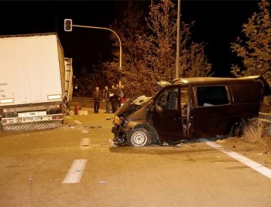 Σύγκρουση νταλίκας με βαν που μετέφερε μετανάστες- Νεκρό 4χρονο αγόρι (φωτο)